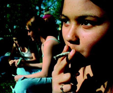 Девочка курит марихуану в Мексике (фото с сайта health.families.ru).