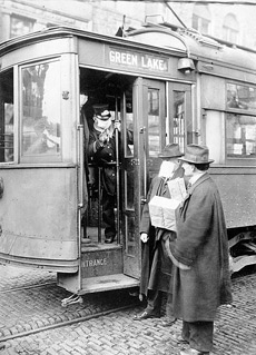 Во время эпидемии испанского гриппа кондукторы не пускали в трамвай пассажиров без защитных масок, Сиэтл, 1918 год (фото с сайта wikimedia.org)<!-- SP1626D331 -->.